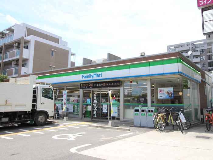 コンビニ　ファミリーマート（コンビニ）まで130m