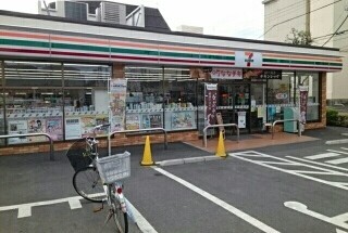 コンビニ　セブンイレブン（コンビニ）まで200m