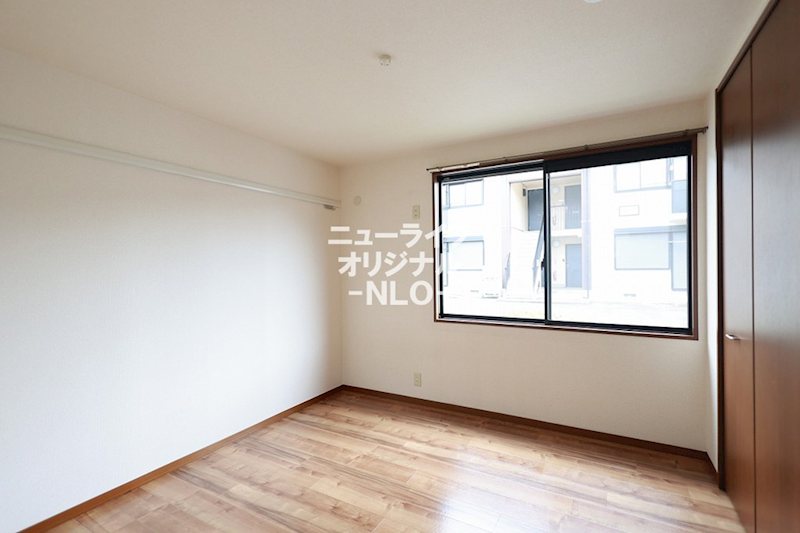 その他　洋室5.5帖　ダークブラウンの建具で落ち着いた住空間です♪