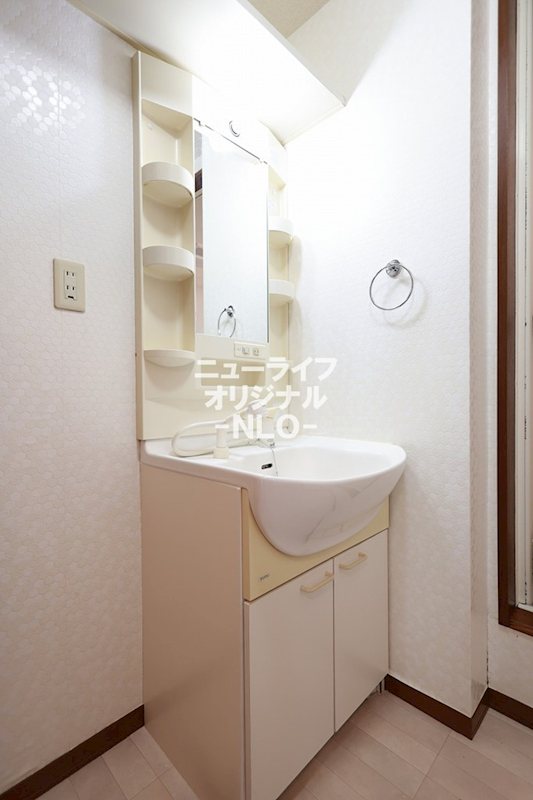 洗面設備　シャワーノズル付きなので忙しい朝の身支度に役立ちます♪