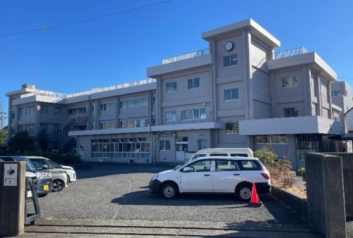小学校　横須賀市立城北小学校（小学校）まで953m