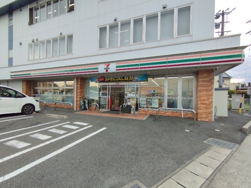 コンビニ　セブンイレブン岡崎割塚店（コンビニ）まで231m