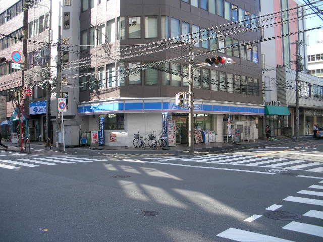 コンビニ　ローソン（コンビニ）まで142m