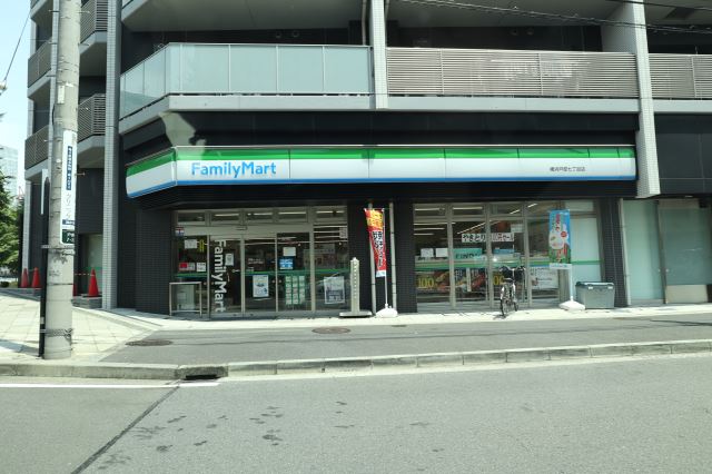 コンビニ　ファミリーマート（コンビニ）まで190m
