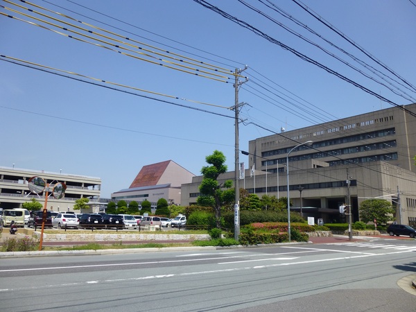 役所　津市役所（役所）まで1086m