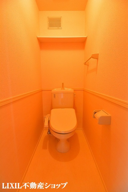 トイレ　上部に収納棚がある温水洗浄暖房便座のあるトイレです。