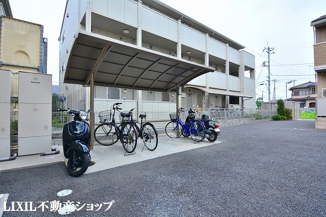 その他共有部分　敷地内に屋根付きの駐輪場があります。
