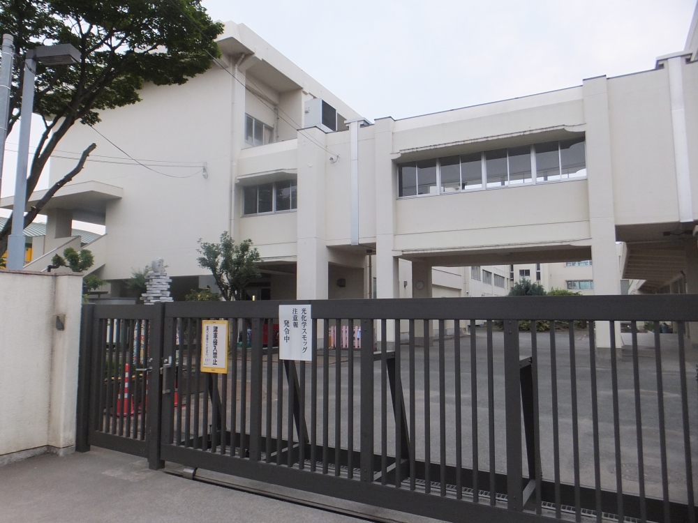 小学校　調布市立 八雲台小学校（小学校）まで883m