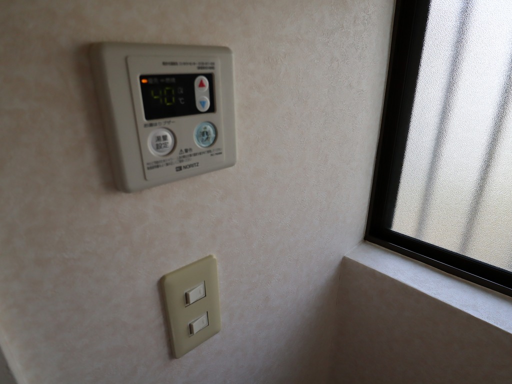 玄関　給湯リモコン
