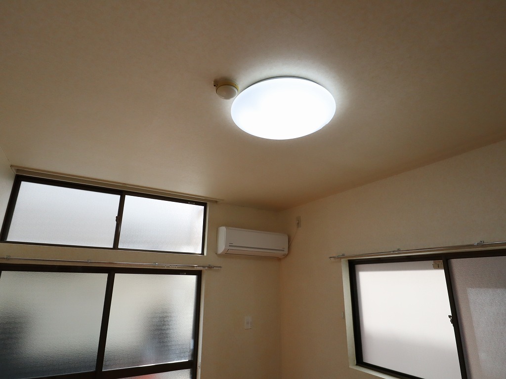 その他設備　照明器具・エアコン付　明るいハイサッシ採用