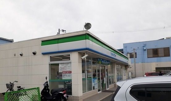 コンビニ　ファミリーマート様（コンビニ）まで700m