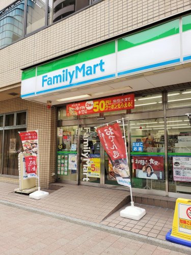 コンビニ　ファミリーマート 新横浜二丁目店（コンビニ）まで30m