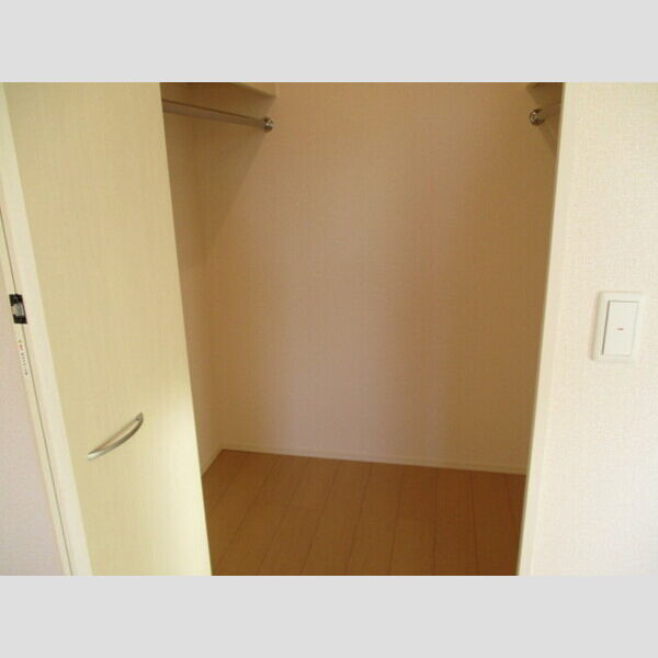収納　洋間南ウォークインクローゼット