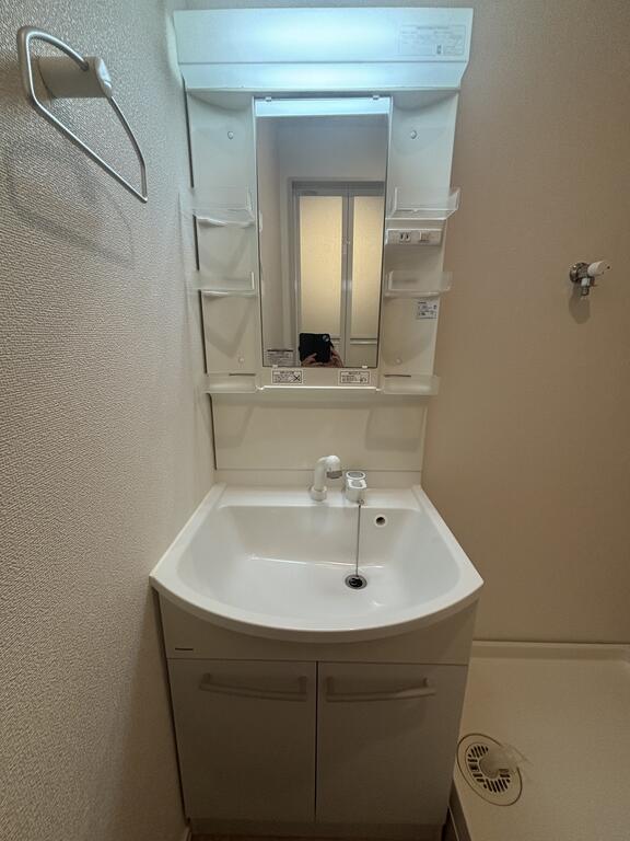 洗面設備　同物件別部屋の写真です。