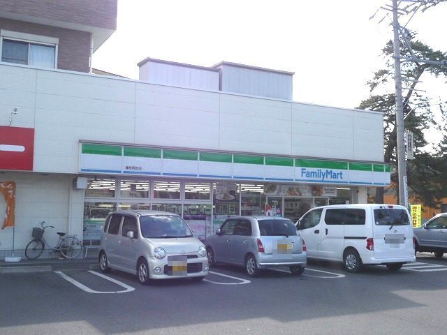コンビニ　ファミリーマート岡部店（コンビニ）まで500m