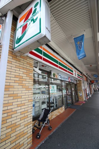 コンビニ　セブン-イレブン横須賀追浜駅前店（コンビニ）まで440m