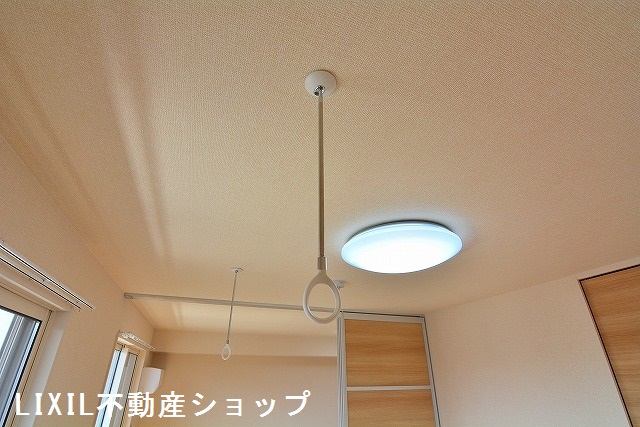 その他設備　西側洋室には室内物干しがございます。