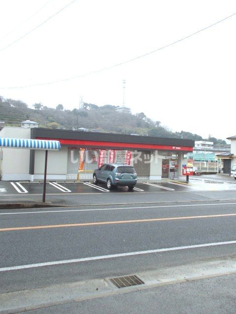 郵便局　長与郵便局（郵便局）まで833m