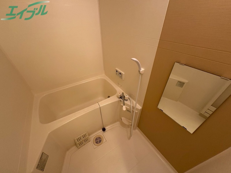 バス・シャワールーム　別部屋反転同型写真