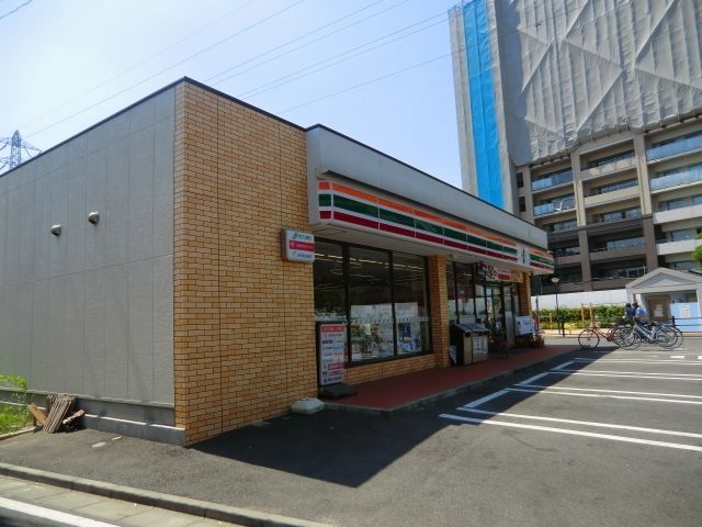 コンビニ　セブンイレブン足立梅島1丁目店（コンビニ）まで825m