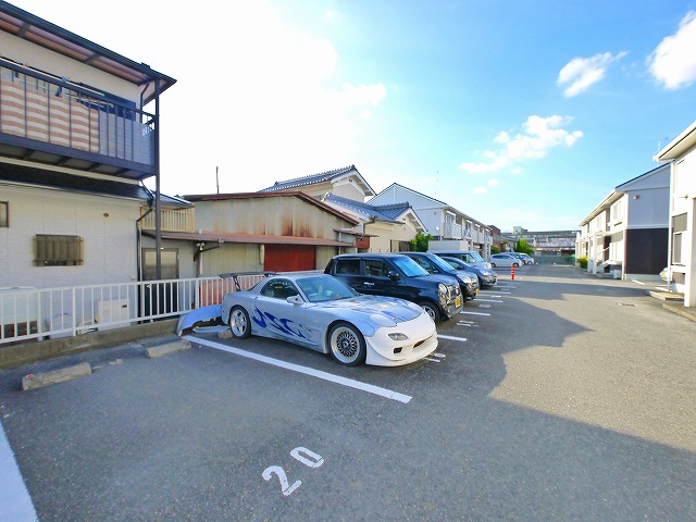 駐車場　駐車場があるので、車を買う予定の方も安心です