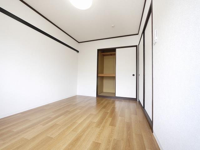 その他部屋・スペース　落ち着いた色調の寝室です