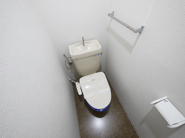 トイレ　落ち着いた色調のトイレです