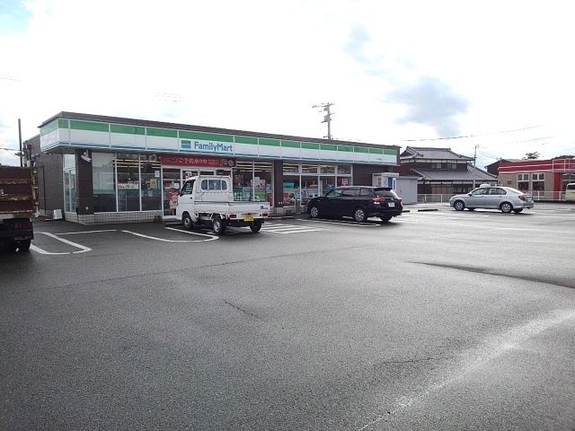 コンビニ　ファミリーマート（コンビニ）まで910m