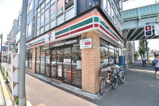 コンビニ　セブンイレブン板橋蓮根駅前店（コンビニ）まで304m