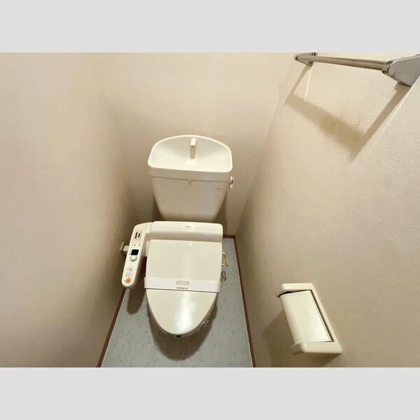 トイレ　温水洗浄便座付きトイレです。