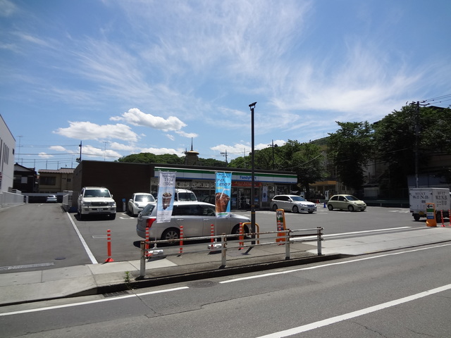 コンビニ　ファミリーマート高尾駅南店（コンビニ）まで710m