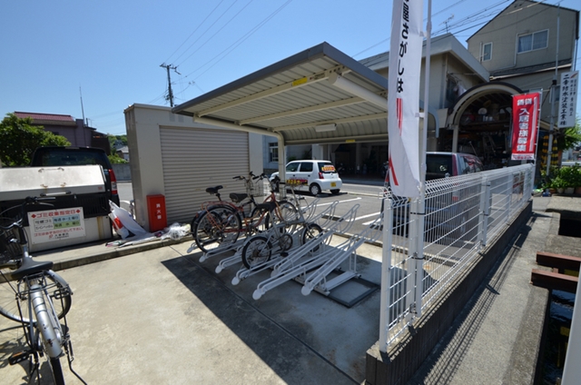 駐車場　しっかりした設備の駐輪場なので安心して停めておけますね！