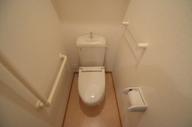 トイレ　ちゃんと手すりも付いているので腰が弱くてもトイレから立ち上が