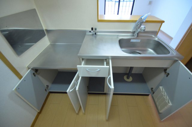 収納　下には包丁や調理器具等大量に収納出来ますよ！