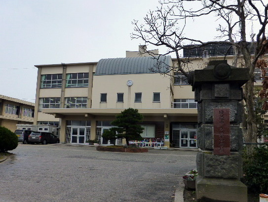 小学校　境港市立渡小学校（小学校）まで587m