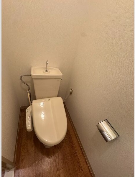 地下鉄名城線 八事駅 徒歩5分 6階建 築38年のトイレ写真