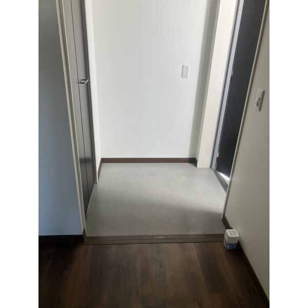 玄関　※写真は同じマンションの違う部屋のものになります。