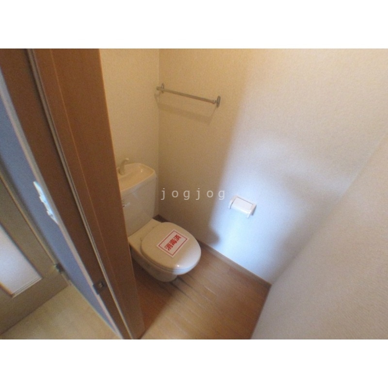 トイレ　嬉しい温水洗浄便座付きのトイレです。
