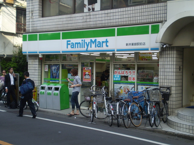 コンビニ　ファミリーマート新井薬師駅前店（コンビニ）まで447m