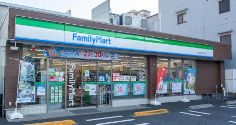 コンビニ　ファミリーマート（コンビニ）まで400m