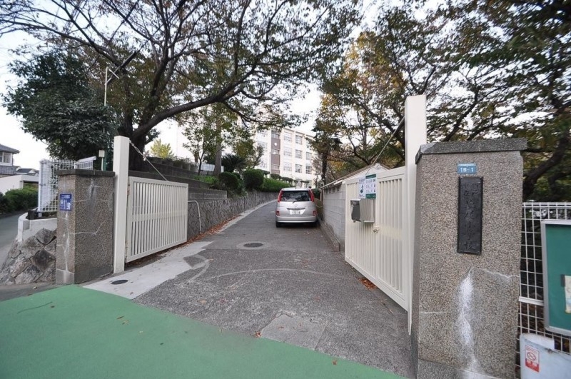 小学校　神戸市立塩屋小学校（小学校）まで606m