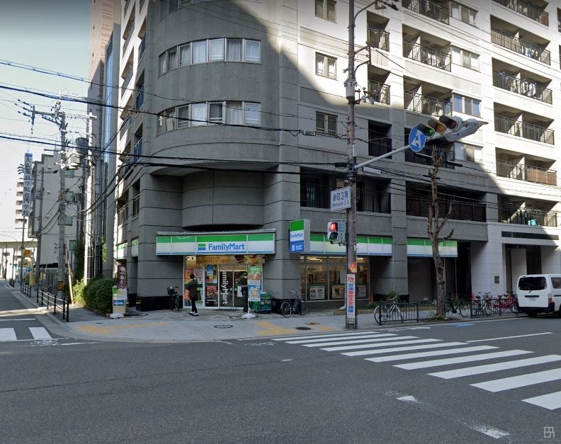 コンビニ　ファミリーマート新町三丁目店（コンビニ）まで84m