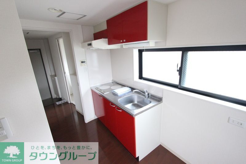 キッチン　お部屋により色調が異なります