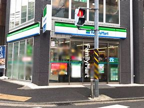 コンビニ　ファミリーマート 横浜西神奈川三丁目店（コンビニ）まで595m