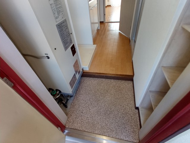 玄関　同物件の別部屋になります。