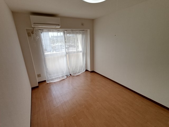 居室・リビング　同物件の別部屋になります。