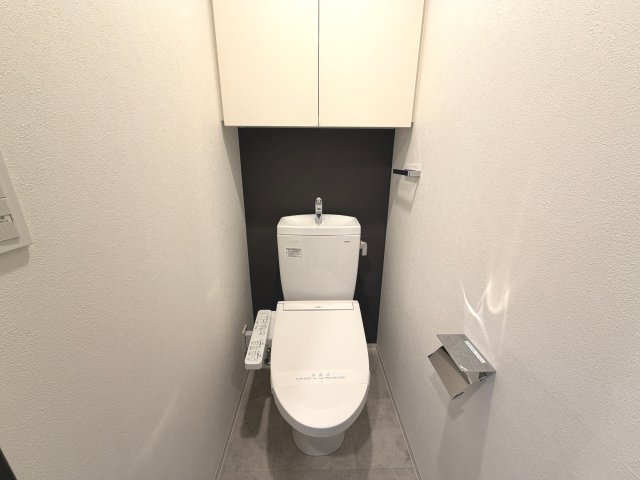 トイレ　【上部に戸棚があり収納に困らない】アクセントクロスがおしゃれ