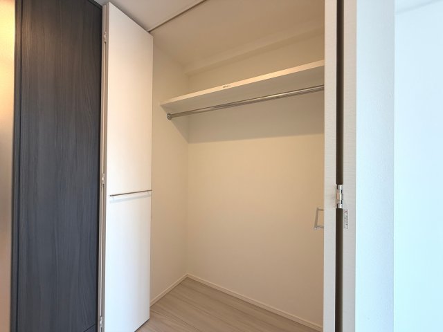 収納　【洋服以外の荷物もすっきり収納】便利な枕棚を備えました