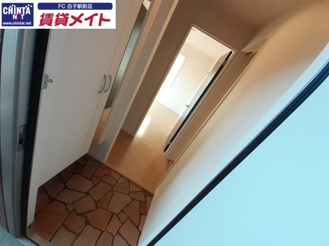 玄関　同物件別部屋反転写真