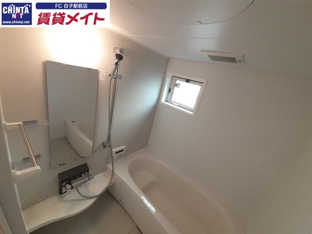 バス・シャワールーム　同物件別部屋反転写真